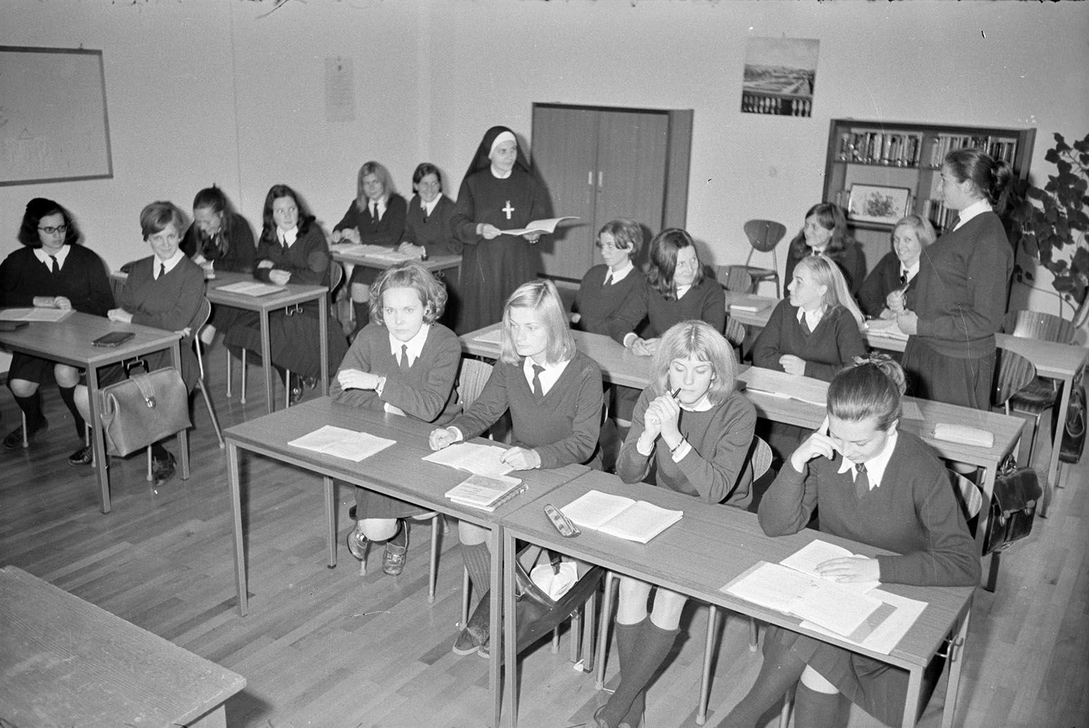 Schon damals trugen die Schülerinnen die auch noch heute populäre dunkelblaue Uniform. <span class="copyright">Oskar Spang, Stadtarchiv Bregenz, www.vorarlberg.at/volare</span>