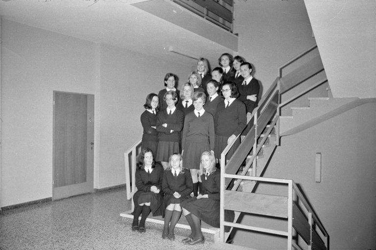 Im Inneren des Schulgebäudes wurde für dieses Klassenfoto posiert.