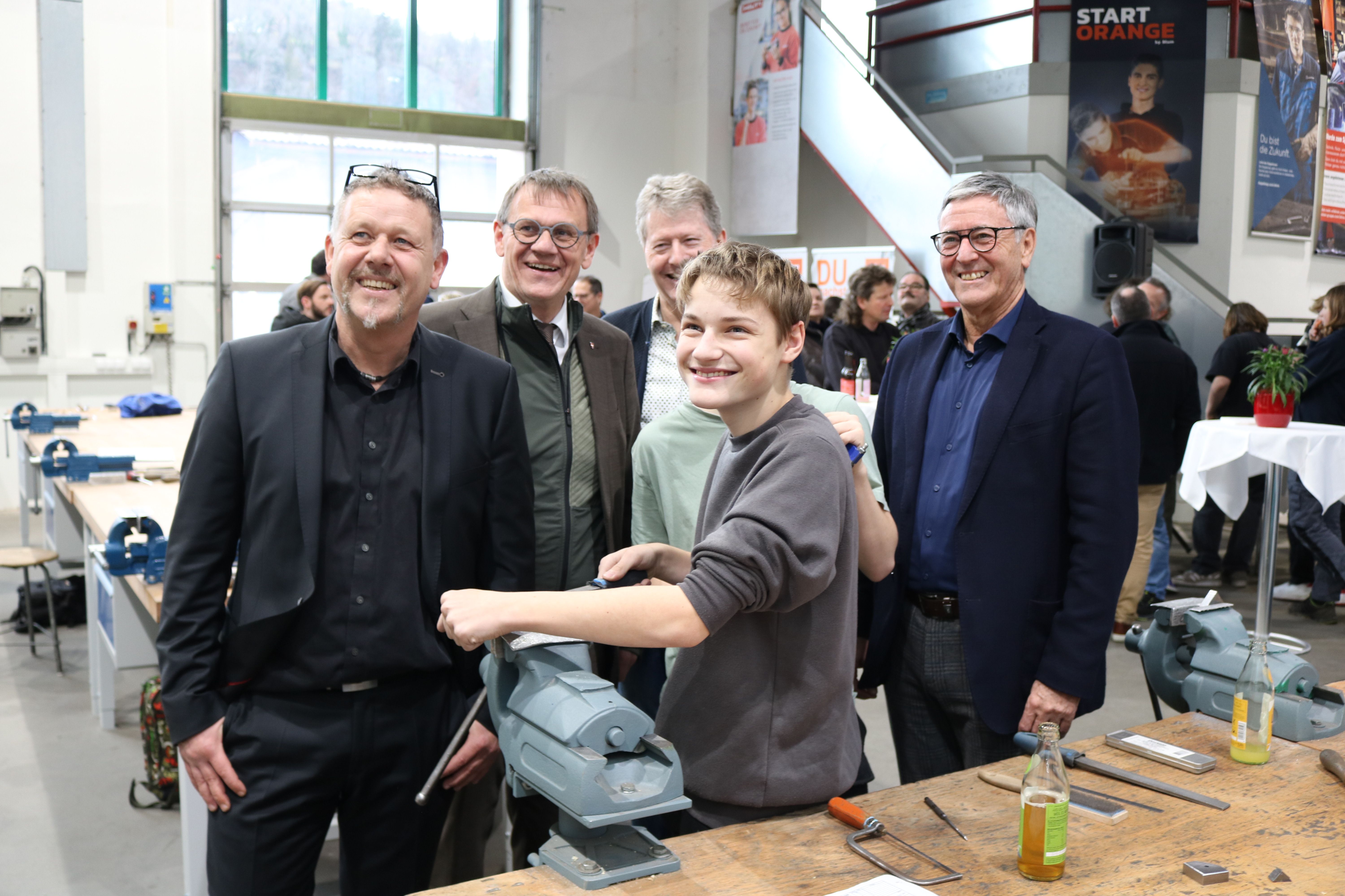 Direktor Hannes Mäser, Wirtschaftsbunddirektor Christoph Thoma, Schulqualitätsmanager Bertram Summer und Bürgemerister Wolfgang Matt bei der Führung durch das Haus. <span class="copyright">STADT</span>