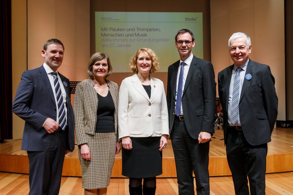 „Mit Pauken und Trompeten“