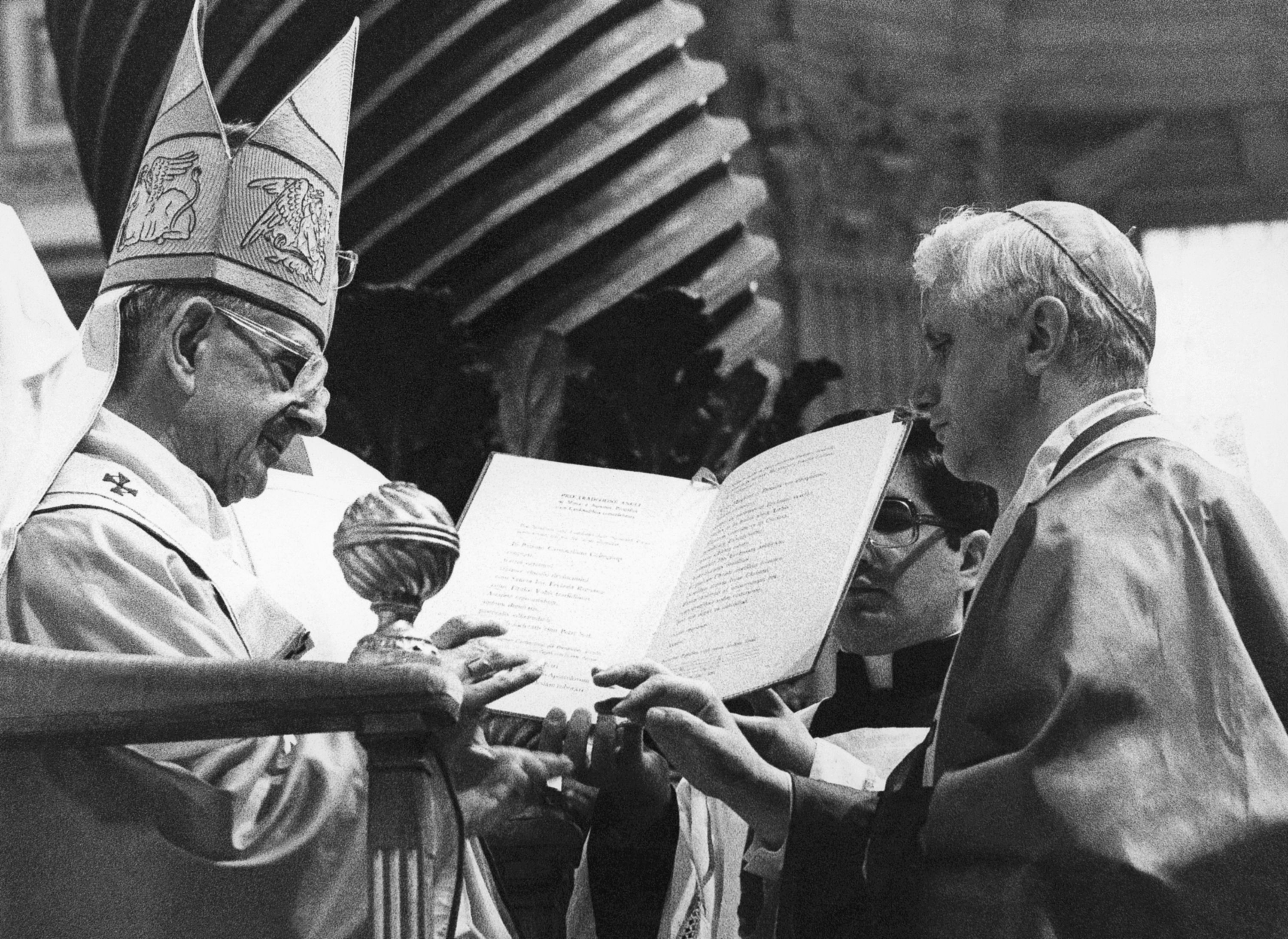 Im Juni 1977 erhob Papst Paul VI. Ratzinger in das Amt eines Kardinals. <span class="copyright">AP Photo/Pool</span>