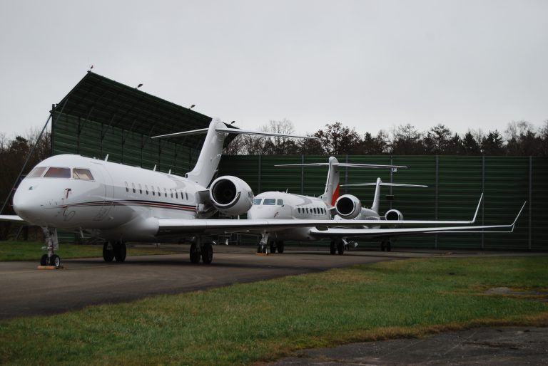 Auch am Flughafen Friedrichshafen sind derzeit aufgrund des stattfindenden Weltwirtschaftsforums in Davos zahlreiche Privatjets geparkt. FDH