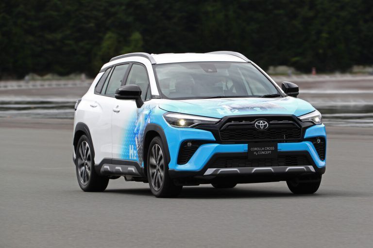 Äußerlich nicht zu unterscheiden: Im Corolla Cross mit Wasserstoff-Verbrennungsmotor steckt vielleicht die Technik der Zukunft.