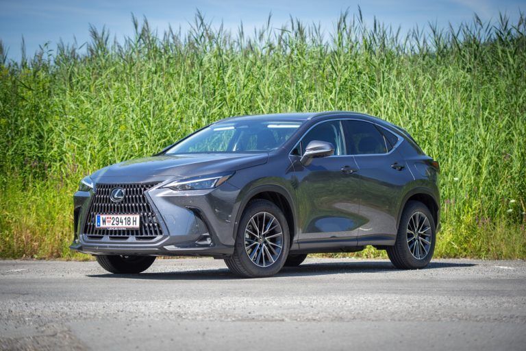 Als erste Plug-in-Version der Marke stellt sich der Lexus NX 450h+ als energiegeladener Edel-Öko zur Schau.VN/rhomberg