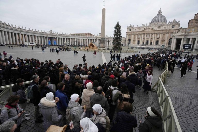Am Montag bildete sich eine lange Schlange vor dem Petersdom im Vatikan, wo der verstorbene Ex-Papst Benedikt XVI. aufgebahrt wird. AP
