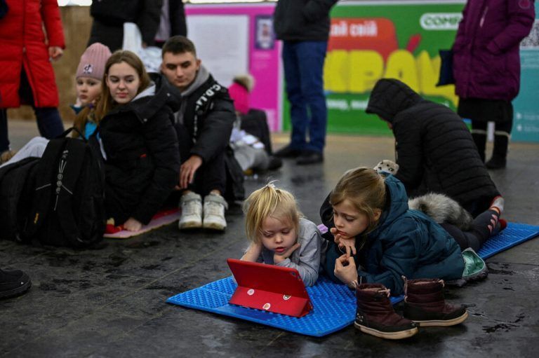 Am Wochenende waren die Bewohner Kiews wieder russischen Raketenangriffen ausgesetzt. Viele suchten Schutz in U-Bahnstationen. Reuters