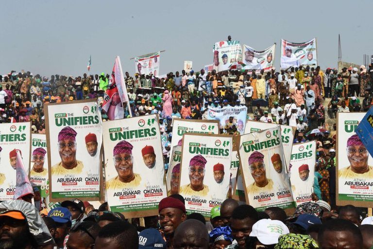 Anhänger der oppositionellen Peoples Democratic Party (PDP) versammeln sich während einer Parteikundgebung in Abeokuta im Südwesten Nigerias vor den Präsidentschaftswahlen am 25. Februar. AFP