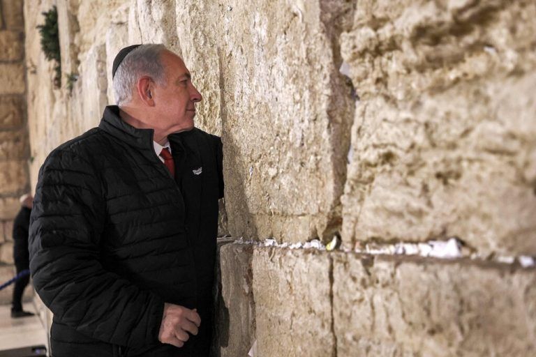 Anlässlich der Vereidigung der Regierung Israels steckt Ministerpräsident Benjamin Netanjahu ein Gebet in die Klagemauer in Jerusalem. AFP