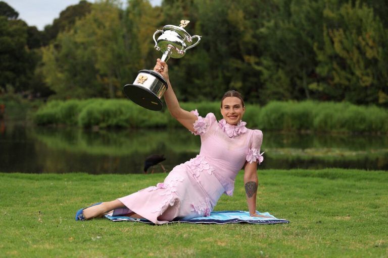 Aryna Sabalenka posiert mit der „Trophäe ohne Nation“ im Melbourne ParkAFP