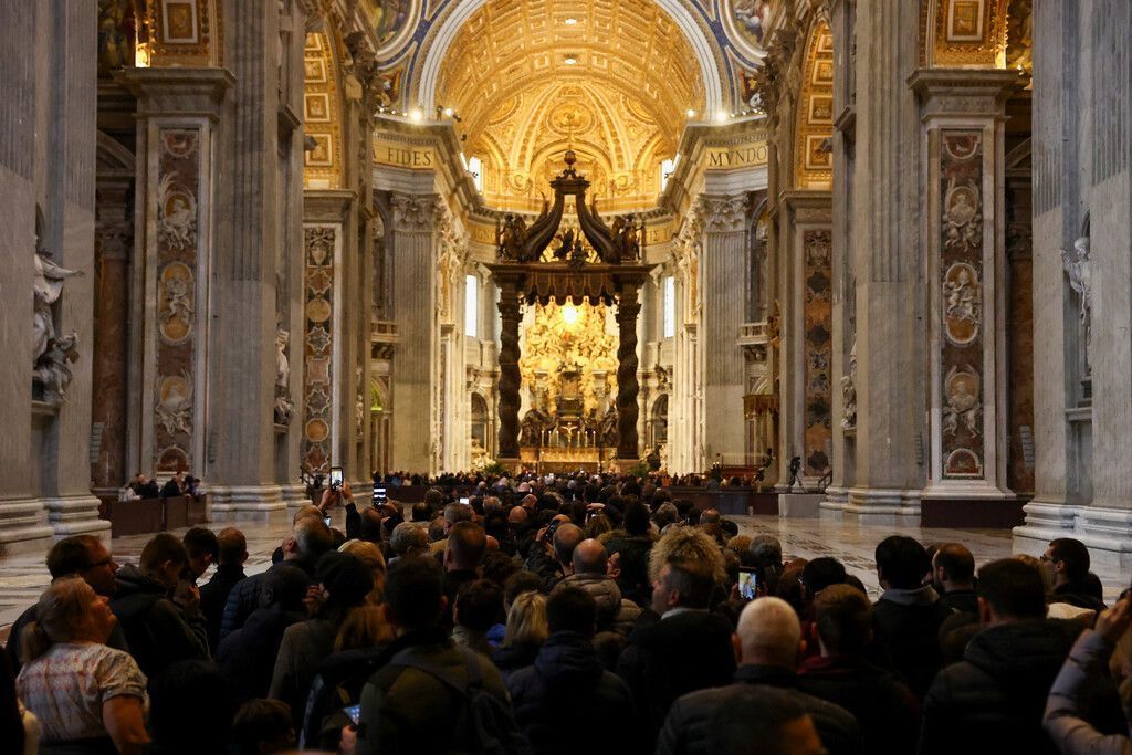 Benedikt XVI: Auch am zweiten Tag lange Schlangen vor Petersdom