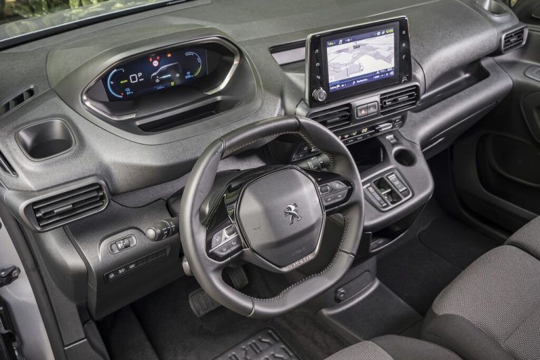 Auch im Hochdach-Kombi hat Peugeot das typische i-Cockpit installiert.