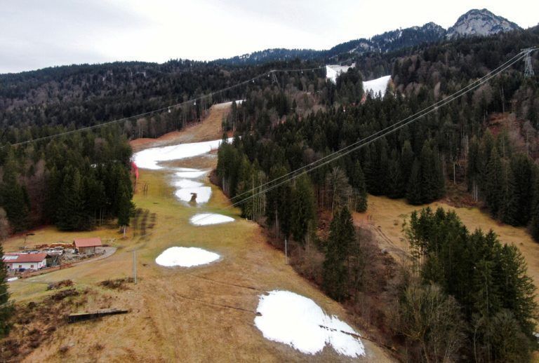 Auch in Deutschland ist der Schneemangel ein Problem: Hier in Garmisch-Partenkirchen wurde der Ski-Weltcup abgesagt. reuters