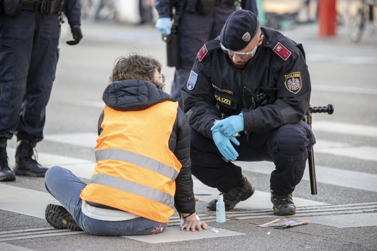 Auch Mittwochfrüh sind die Klima-Blockaden in Wien weitergegangen. APA
