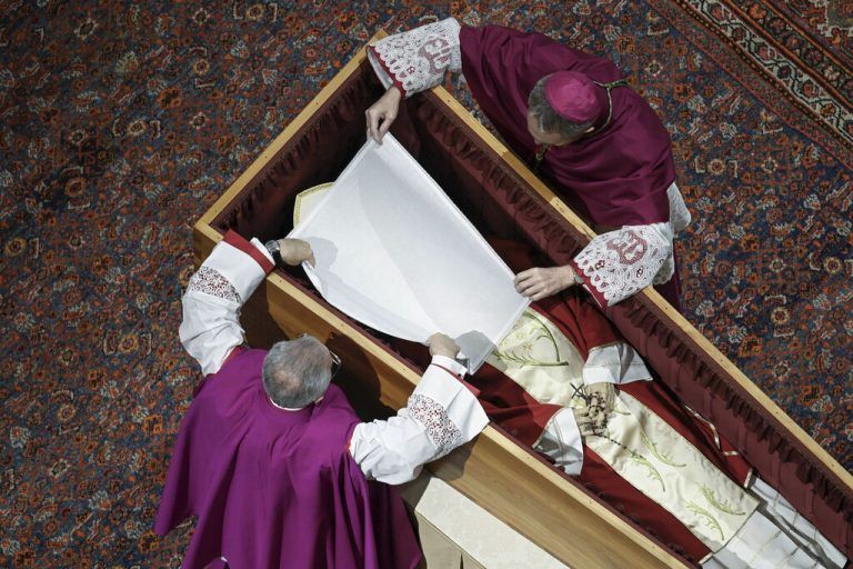 Benedikt wurde in einer privaten Zeremonie im Petersdom beigesetzt.