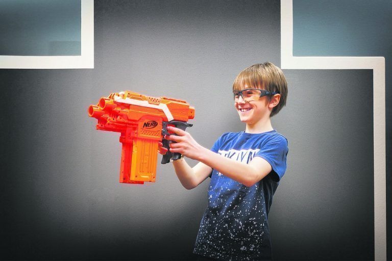 Blaster arena Auf der Suche nach Action, Spannung und Spaß? In der Blaster Arena in Hohenems, der ersten professionellen Eventhalle für Indoor Blaster Action im Ländle geht es hoch her. Ob Klein oder Groß, Geburtstag, Junggesellenabschied oder Schlechtwetterprogramm: Mögen die Battles beginnen!