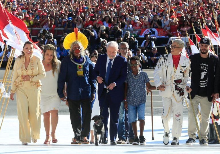 Brasiliens Präsident Luiz Inacio Lula da Silva setzte ein Zeichen, indem er u.a. Umweltaktivist „Chief Raioni“ (3.v.l.) zur Angelobung mitnahm. AFP