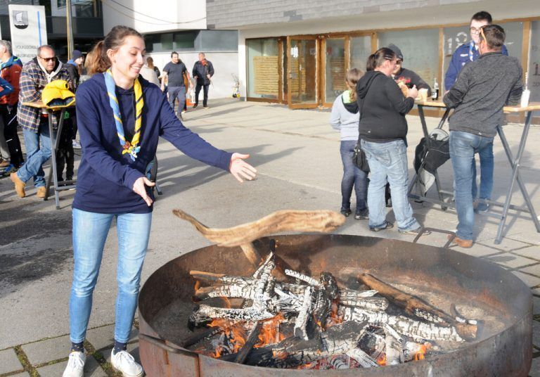 Caroline Stump von den Seepfadi Fußach übergab ihren Sorgenprügel den Flammen. AJK