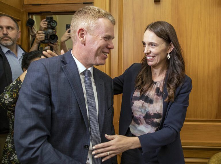Chris Hipkins (l.) ist designierter Nachfolger der neuseeländischen Premierministerin Jacinda Ardern, die ihren Rücktritt erklärte. AP