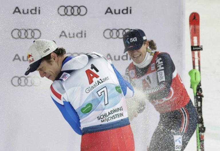 Clement Noel (r.) feierte seinen zehnten Weltcupsieg, und der drittplatzierte Lucas Braathen bleibt Leader im Slalom-Weltcup. Reuters