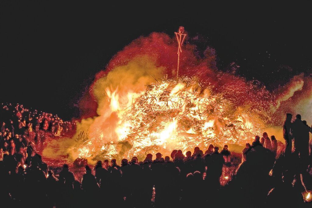 Traditionelles Biikebrennen um  den Winter zu vertreiben