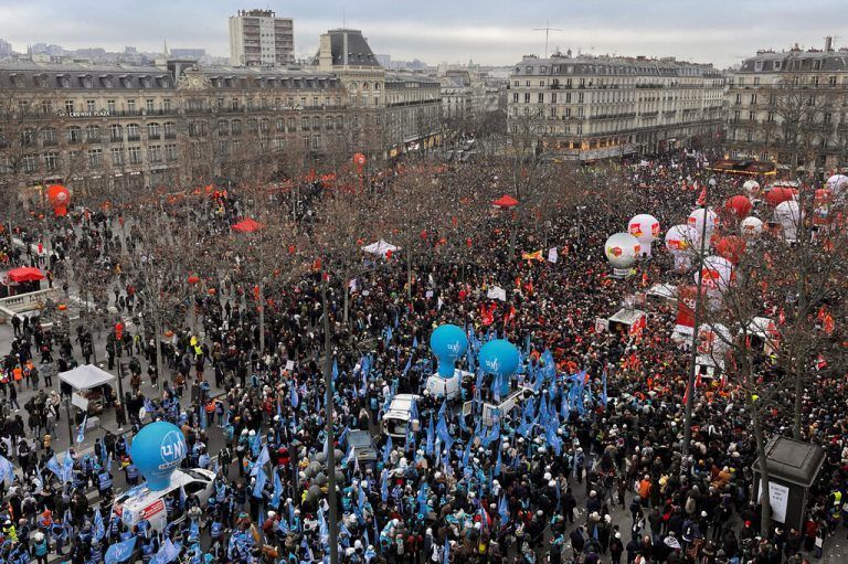 Das Bild zeigt den Place de la Republique in Paris bei einer Demonstration gegen die Rentenreform der französischen Regierung. Reuters