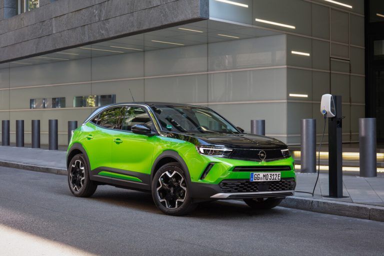 Das E-Auto hat nach 45.000 bis 60.000 Kilometern einen Klima-Vorteil gegenüber dem Verbrenner. Das hat der ADAC bei einer Lebenszyklusanalyse auf Basis des deutschen Strommixes von 2022 bis 2037 berechnet. Demnach sind die höheren Treibhausgasemissionen aus der Produktion je nach Fahrweise in drei bis fünf Jahren ausgeglichen. Die durchschnittliche Jahresfahrleistung lag 2021 bei rund 13.200 Kilometern. Legt man die die Nutzung von regenerativem Strom zugrunde, dann ist der CO2-Rucksack nach circa 25.000 bis 30.000 Kilometern abgebaut.