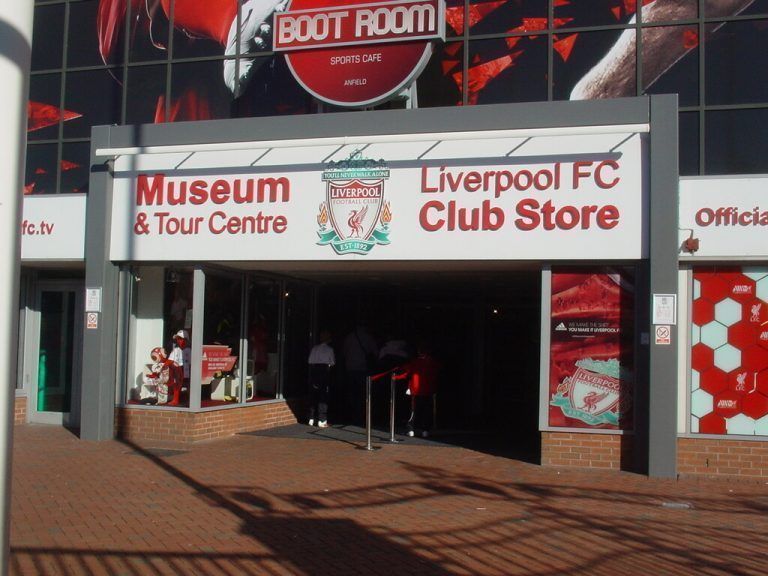 Das Fansortiment von Gunz für den FC Liverpool wird es auch im Club-Store im Anfield-Stadion geben. FA/Rept