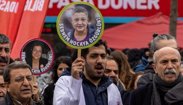 Demonstranten forderten unter anderem „Freiheit für Sebnem“. Reuters