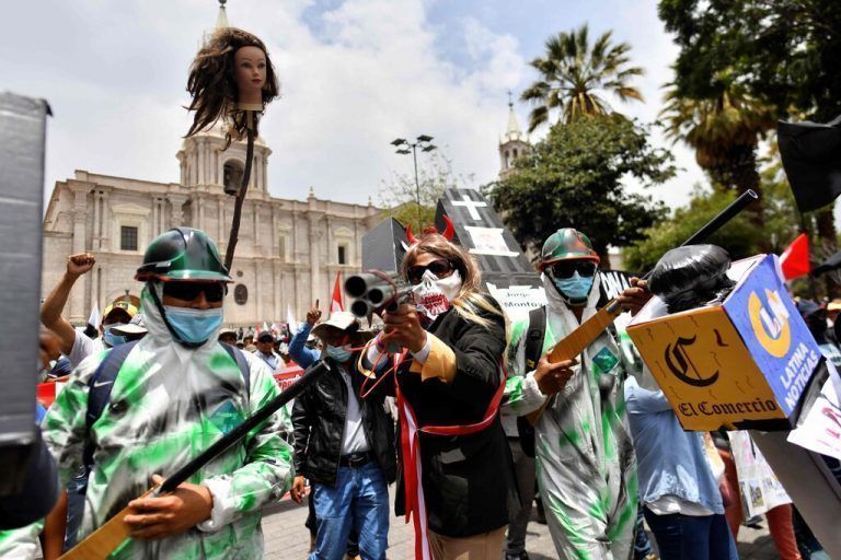 Demonstranten protestieren auf dem Hauptplatz in Arequipa, Peru, um den Rücktritt von Präsidentin Dina Boluarte zu fordern. Seit dem Sturz und der Verhaftung ihres Vorgängers Pedro Castillo Anfang Dezember wurden die Proteste immer stärker. AFP