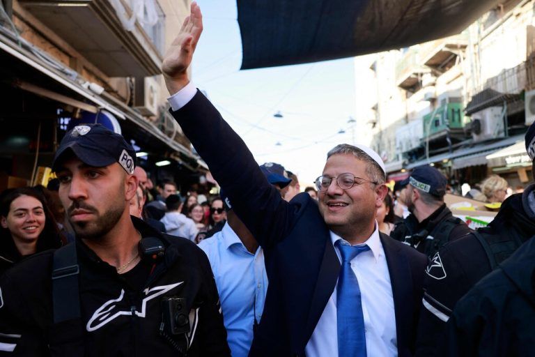 Der neue israelische Minister grüßt Unterstützer bei einem Besuch eines Marktes in Jerusalem.AFP