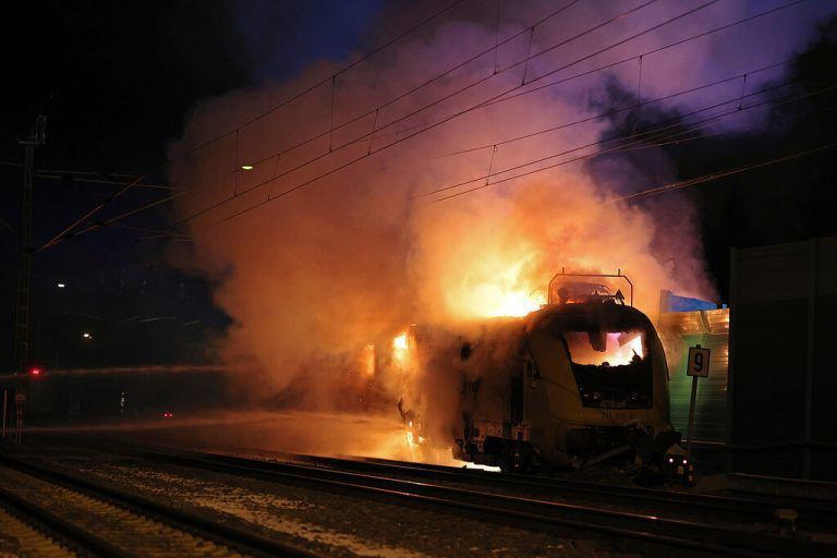 Die brennende tonnenschwere Diesellok hat sich selbstständig in Bewegung gesetzt. APA