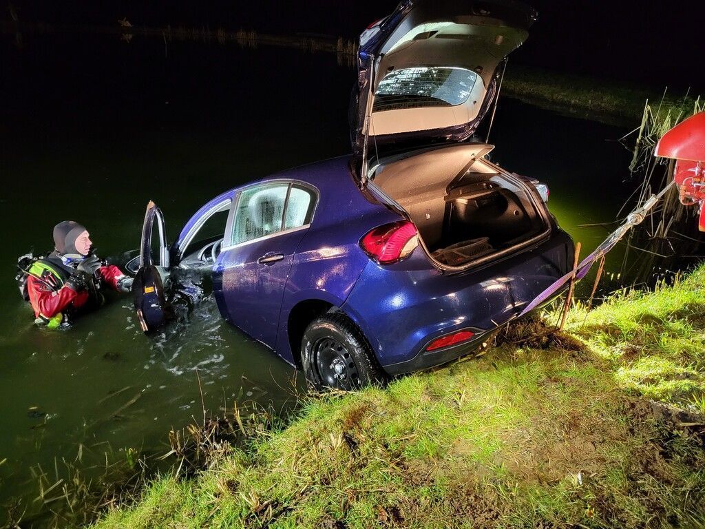 Auto rollte in einen steirischen Fischteich