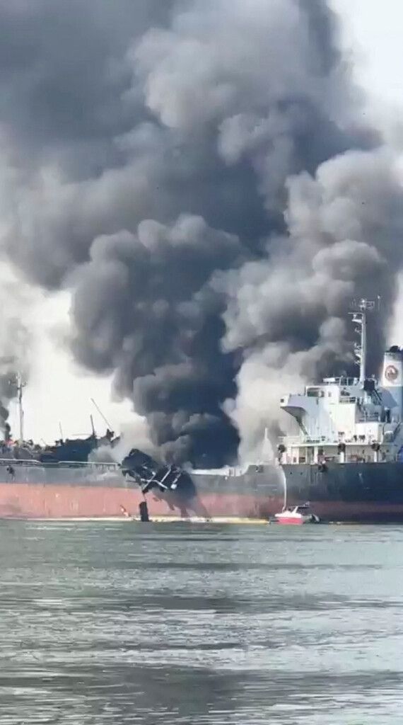 Dichte schwarze Rauchsäulen: Öltanker in Thailand explodiert