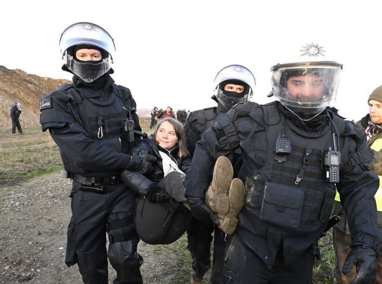 Die Klimaaktivistin Greta Thunberg wird von der Polizei von der Abbruchkante zum Braunkohletagebau Garzweiler weggetragen und vorübergehend festgehalten. APA/dpa/Roberto Pfeil