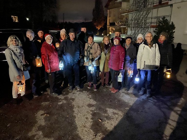 DIe Kneippianer/innen machten am Nikoloabend eine Laternenwanderung.KAC Hörbranz