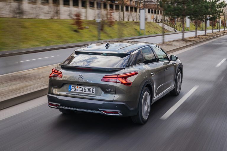Die Plug-in-Hybride Citroen C5 Aircross und C5 X erreichen nun höhere Reichweiten. Im SUV C5 Aircross lässt eine neue Zellchemie den Brutto-Energieinhalt des Akkus um 1 kWh auf 14,2 kWh steigen, beim Crossover C5 X sorgt eine neue Software für ein effizienteres Batteriemanagement. Die Reichweite steigt im ersten Fall um 3 auf 64 Kilometer, im zweiten um ebenfalls 3 auf 63 Kilometer.