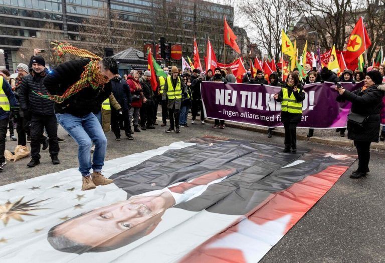 Diese Demo vor der Botschaft in Stockholm verschärft die Spannungen zwischen der Türkei und Schweden rund um deren NATO-Beitritt. AFP