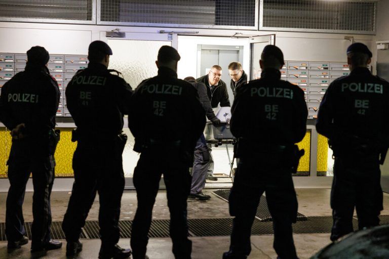 Ein 60-Jähriger hat in Wien-Penzing bei einem Polizeieinsatz das Feuer auf die Beamten eröffnet und ist anschließend von diesen tödlich getroffen worden. apa