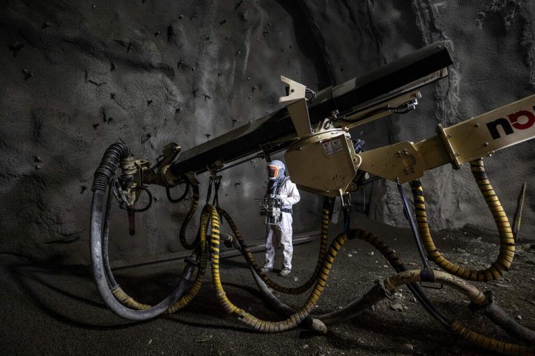 Ein Mann arbeitet auf der Baustelle eines Tunnels für die TAV-Hochgeschwindigkeitsstrecke (Treno Alta Velocita) zwischen Lyon und Turin in Saint-Julien-Montdenis im Südosten Frankreichs. AFP