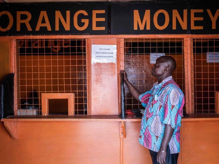 Ein Mann steht in einem Orange Money-Laden im Sango-Viertel von Bangui in der Zentralafrikanischen Republik. AFP