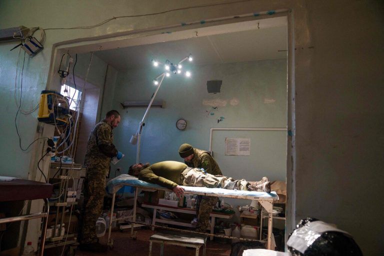 Ein Militärarzt operiert einen verwundeten ukrainischen Soldaten in einem provisorischen Krankenhaus nahe der Frontlinie in der Region Donezk. AFP