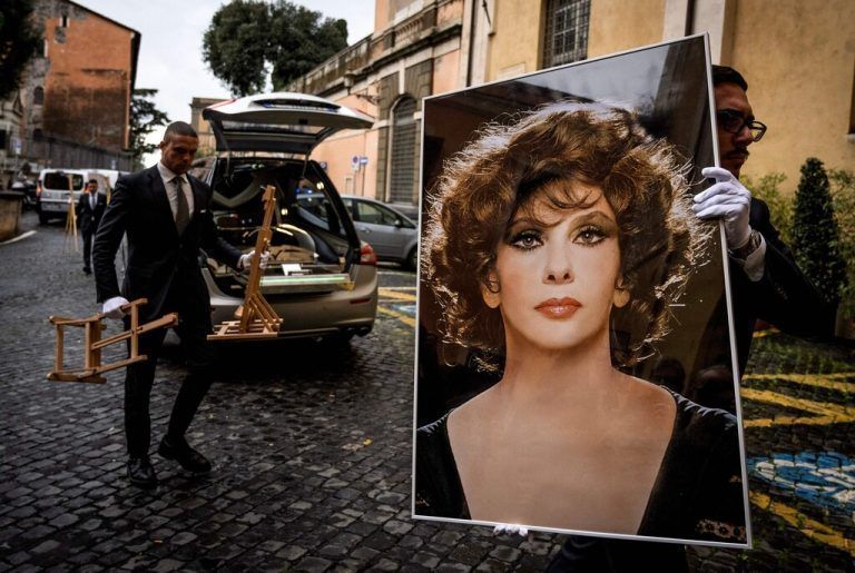 Ein Mitarbeiter bringt ein Foto der verstorbenen italienischen Schauspielerin Gina Lollobrigida zur Abschiedszeremonie auf den Kapitolinischen Hügeln in Rom. AFP