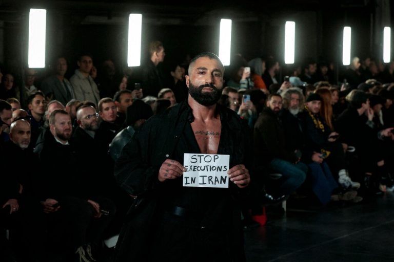 Ein Model der Pariser Fashionweek hält während der Show von Louis-Gabriel Nouchi (LGN) ein Schild mit der Aufschrift „Hinrichtungen im Iran stoppen“ hoch. AFP