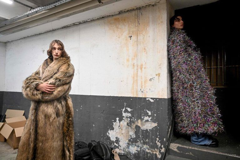Ein Model posiert hinter der Bühne der Show des französischen Modehauses Egonlab während der Pariser Fashionweek in Paris. AFP