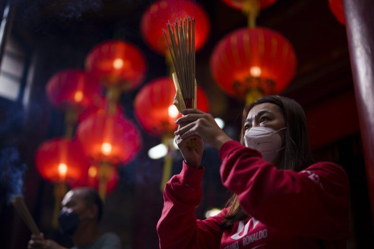 Eine Frau betet anlässlich des Beginns des chinesischen Mondneujahrs in einem Tempel in Kuala Lumpur in Malaysia. AP