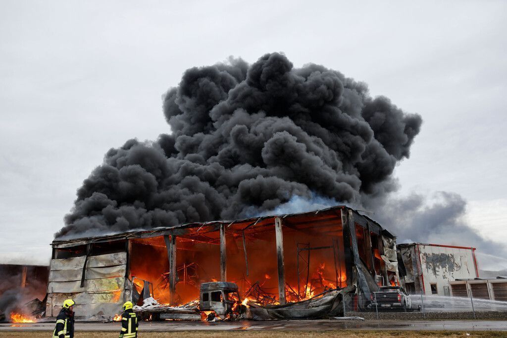 Tausende Liter Öl in Brand geraten