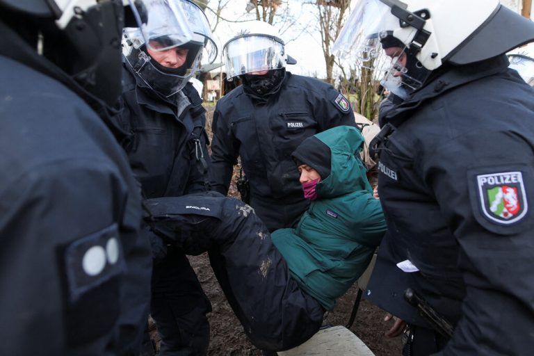 Einige der Aktivisten leisteten Widerstand.