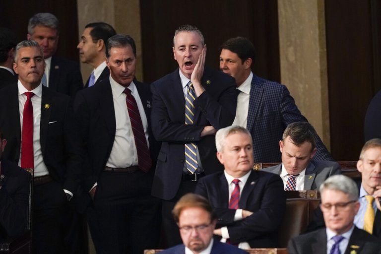 Es sind ermüdende Stunden im Repräsentantenhaus. Auch dieser republikanische Abgeordnete aus Pennsylvania wartet auf einen neuen Sprecher.AP