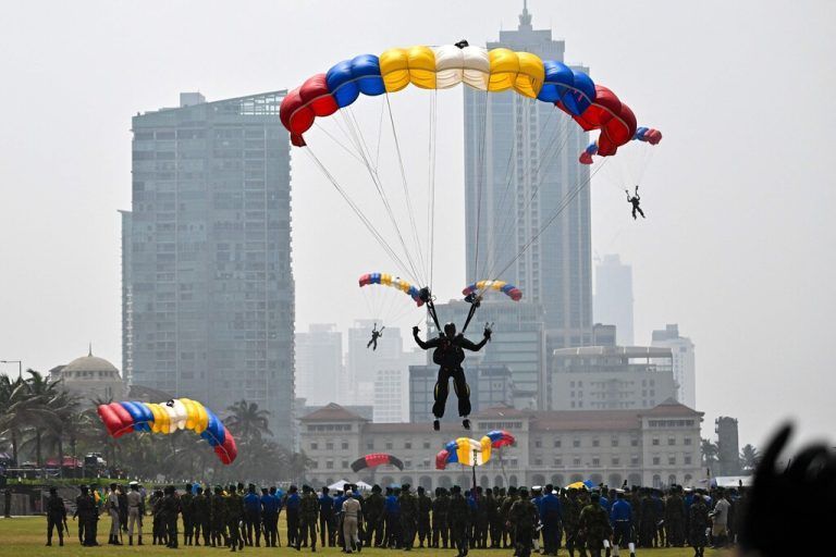 Fallschirmjäger der Armee von Sri Lanka proben für die Parade zum Unabhängigkeitstag in Colombo. AFP