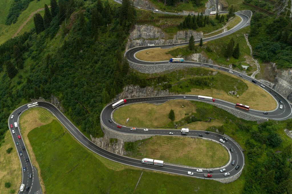 Gesperrter Arlbergtunnel treibt im Sommer Lkw über Pass. »A6